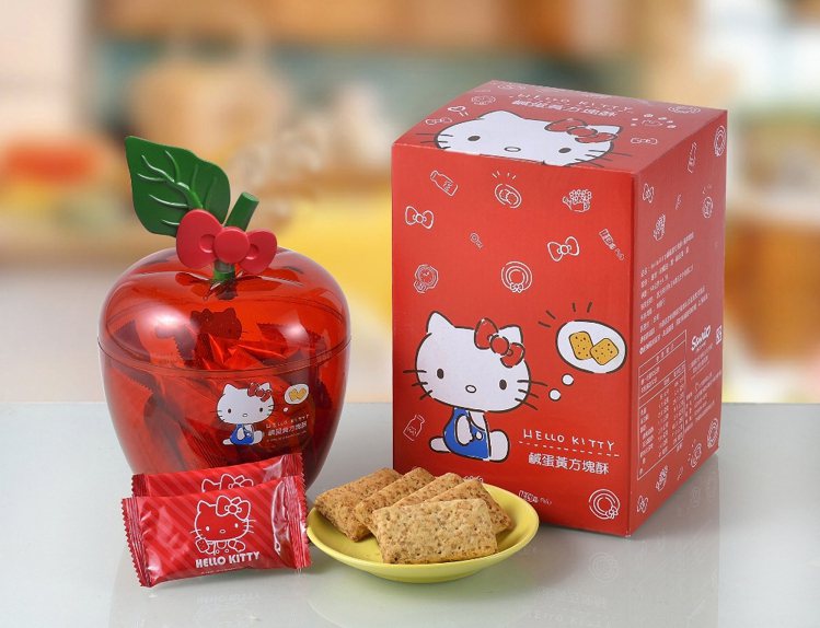 萊爾富推出「Hello Kitty鹹蛋黃方塊酥蘋果造型禮盒」，預購價380元。圖／萊爾富提供