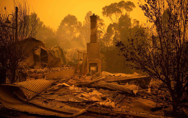 澳洲新南威爾斯省受野火影響最嚴重，有900多間房屋被燒毀。 （法新社）