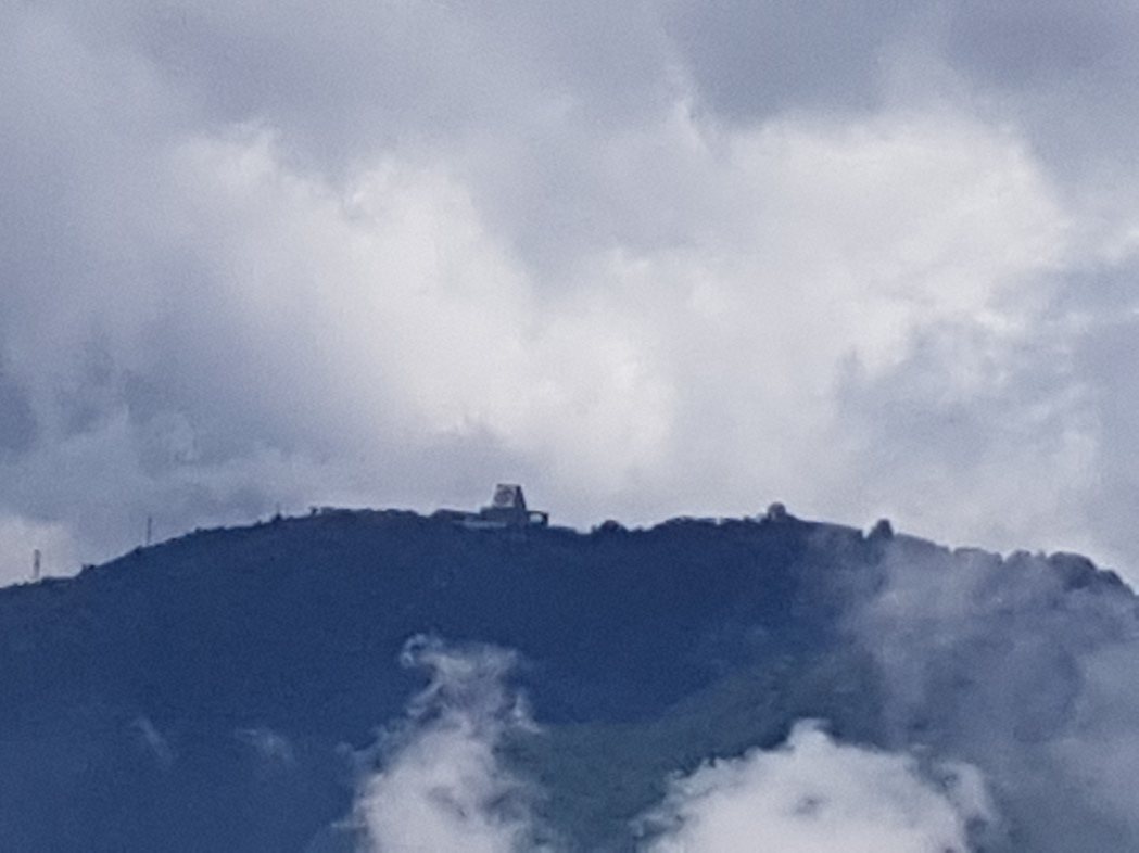從苗栗縣南庄鄉攀登加里山，在山頂可見遠方的樂山雷達站。 圖／聯合報系資料照片