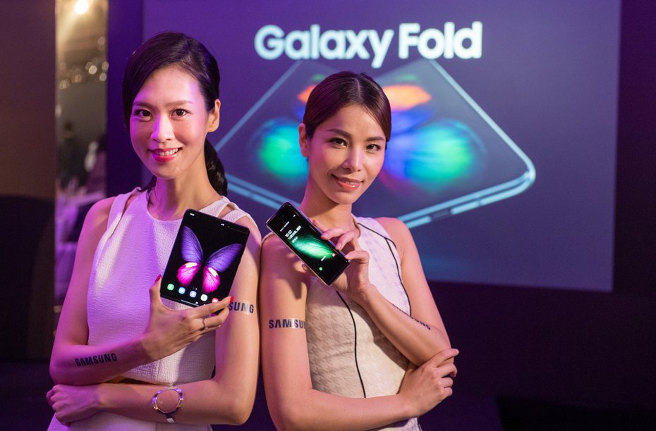 採用內摺疊無邊際柔性螢幕與6鏡頭設計的Samsung Galaxy Fold買氣極旺，追加貨量將於1月17日起限量上市。圖／三星提供
