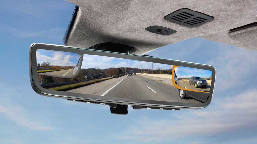 車內後視鏡將可以同時顯示3種不同角度的影像，還可切換為傳統鏡面。 摘自Aston Martin