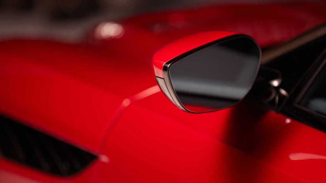 保留傳統後視鏡除了對應法規外，更可預防鏡頭故障的可能性。 摘自Aston Mar...