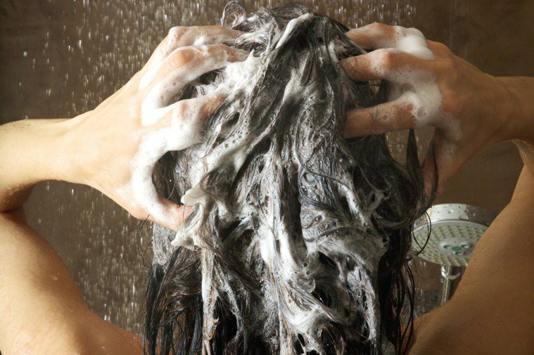 洗髮應用指腹按摩頭皮，再用清水洗淨。 圖／123RF
