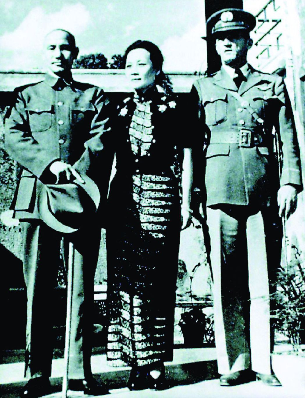 陳納德將軍（右）是獲得青天白日勳章的外國人之一，宋美齡（中）則是唯一女性。 （美...