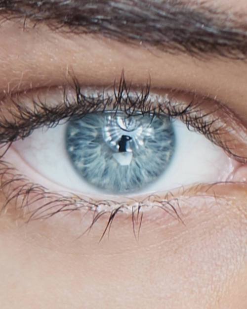 威廉米勒擁有一雙碧藍雙眼。圖／取自臉書