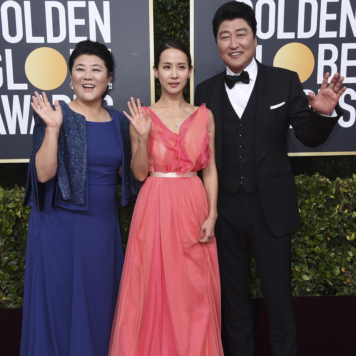 韓國史上最初！《寄生上流》奪金球獎最佳外語片，2大女主角「撞色禮服」繽紛整個紅毯
