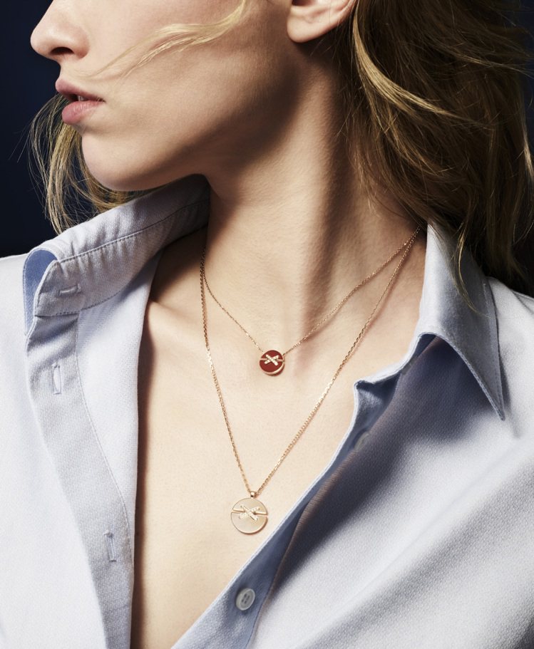法國高級珠寶品牌CHAUMET推出全新的Jeux de Liens系列Harmony圓形吊墜，可於可於背面鐫刻名字或一句話語。圖／CHAUMET提供