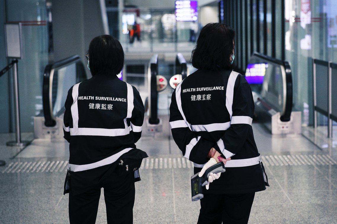 圖為4日在香港國際機場等候旅客的健康監察員。 圖／美聯社