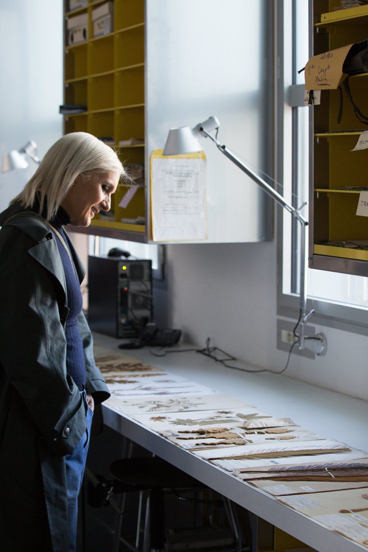 Maria Grazia Chiuri探訪國家自然歷史博物館尋找植物拓印的靈感。圖／DIOR提供