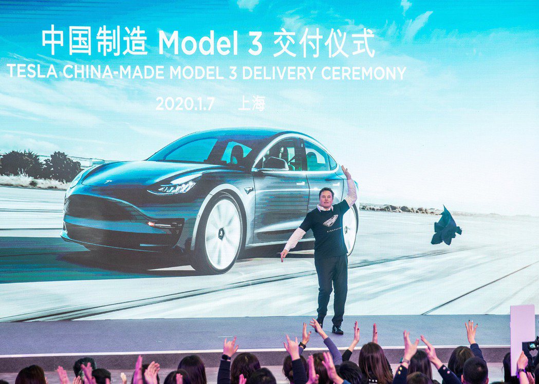 特斯拉CEO馬斯克赴上海主持大陸生產特斯拉Model 3交付儀式時興奮的脫衣跳舞。新華社