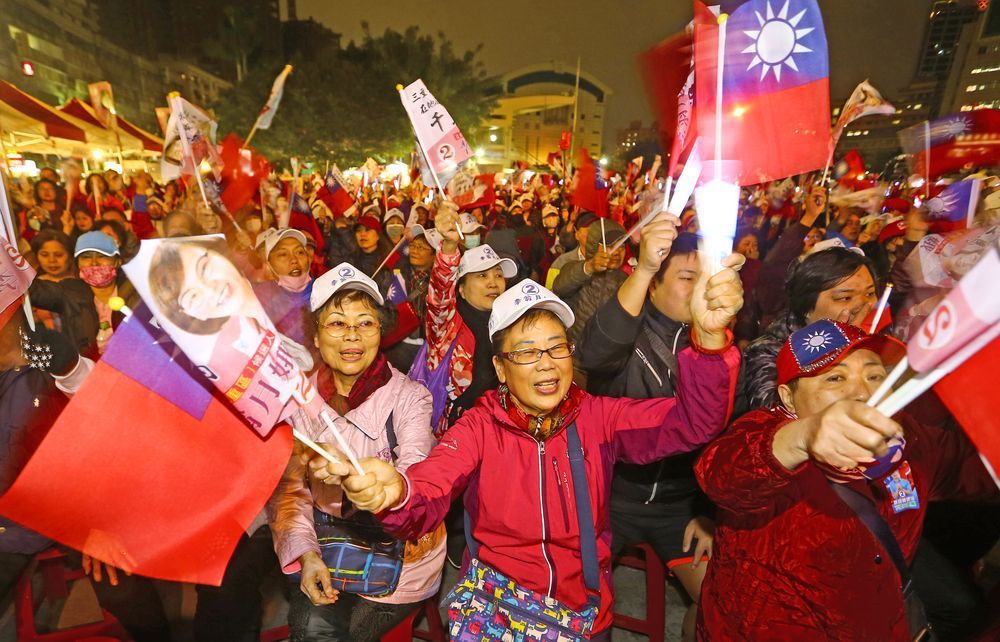 國民黨昨在新北三重舉行造勢晚會，韓國瑜的夫人李佳芬代夫出征，現場支持民眾熱情吶喊...