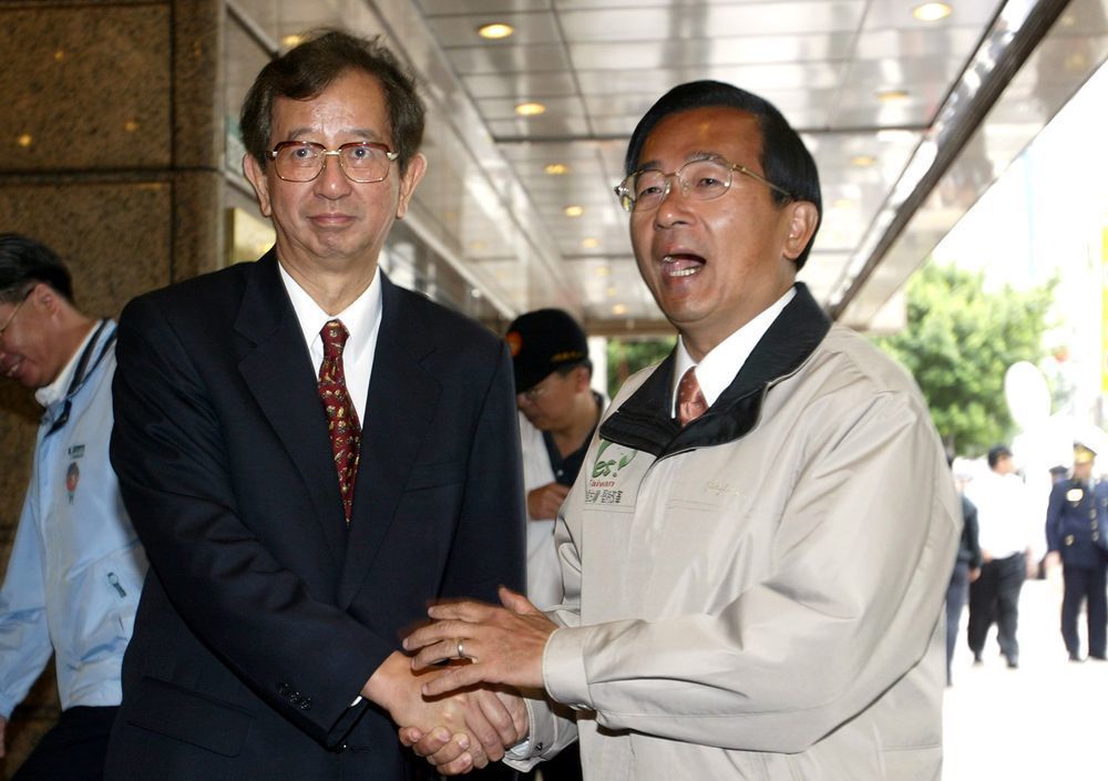 2000年總統大選最後關頭，李遠哲（左）行文公開支持陳水扁。圖／聯合報系資料照片