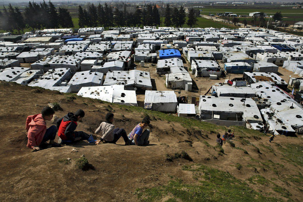 蘇雷曼尼包圍敘利亞城鎮，導致許多敘利亞人流離失所。圖為逃難到黎巴嫩的敘利亞兒童從...