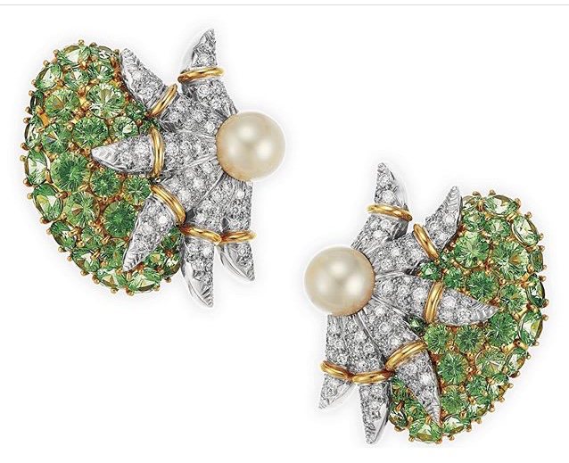 綠色的沙弗來石也屬於石榴石家族一員。圖╱翻攝自佳士得珠寶Instagram帳號。