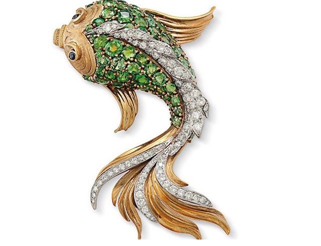 如何呈現金魚鱗片的閃耀光澤？透過石榴石的美麗澄澈、恰如其分。圖╱翻攝自佳士得珠寶Instagram帳號。