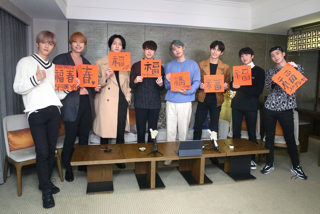 韓國新生代男團「SF9」揮毫寫書法 ，向台灣粉絲拜年。記者林澔一／攝影