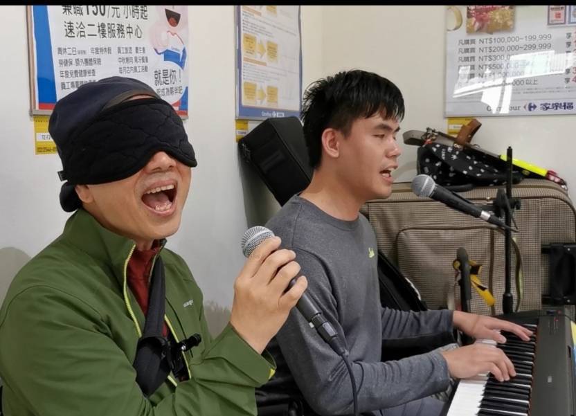 陳凱倫(左)60歲生日送給自己的禮物是體驗當一日盲人。圖／陳凱倫提供