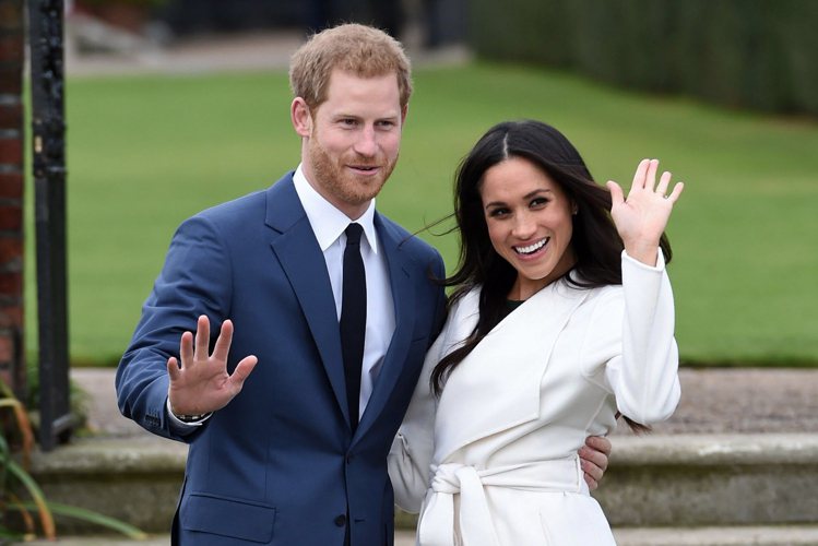 哈利王子2017年11月宣布和梅根訂婚後，小倆口公開亮相。（美聯社）