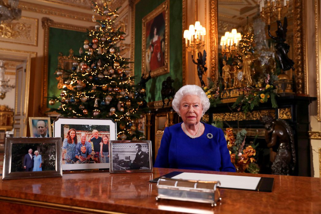 英國女王伊麗莎白二世去年耶誕節發表談話，眼尖者發現桌上的家族照片中沒有哈利一家。...