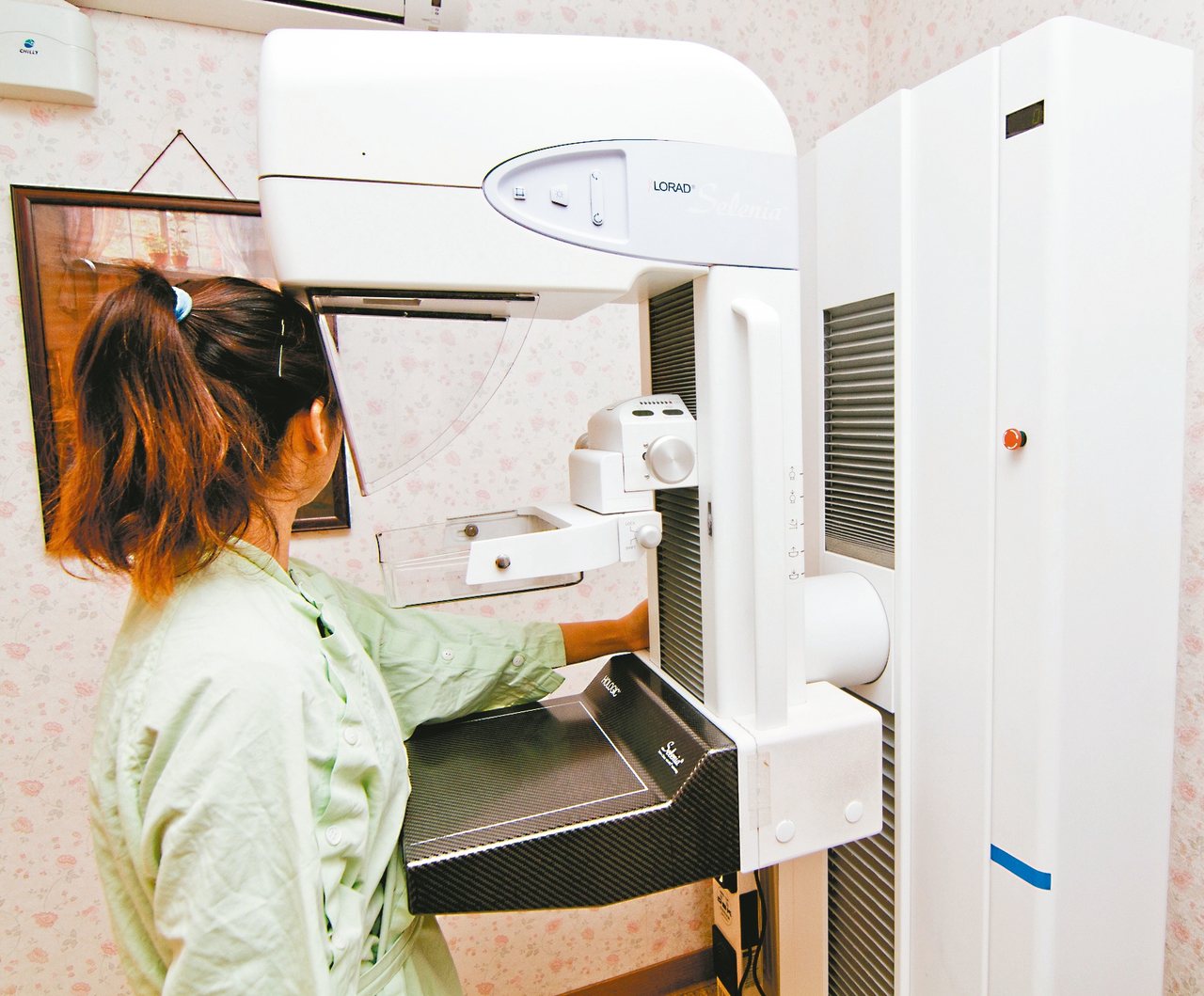 國人乳房X光攝影免費篩檢率首度突破四成，但仍低於日、韓、新加坡等國家。