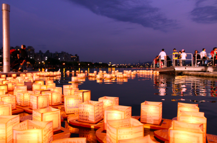 放水燈的傳統民俗節慶，或能找到珍惜環境與秉持民俗初衷的雙贏方式。圖為台灣2016...