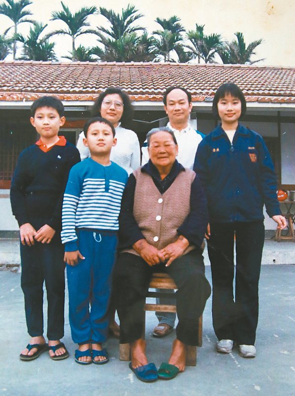 吳晟(後右二)年輕時與母親等家人合影。 圖／吳晟提供