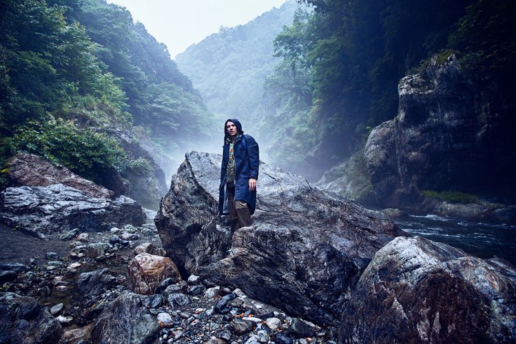 攝影師Gray Sorrenti操刀，捕捉英國演員Josh O’Connor在山林之間詮釋新系列的身影。圖／LOEWE提供