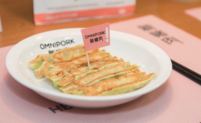 OmniPork新豬肉製成的「新蔬食鍋貼」在八方雲集近千家門店販售。 圖／八方雲...