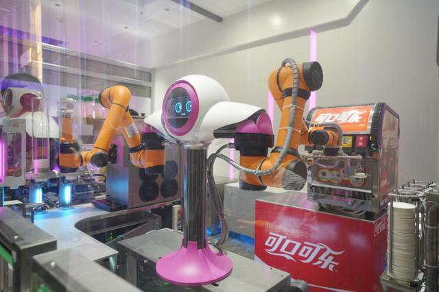 Foodom機器人餐廳裡的甜品站機器人。 （每日頭條）