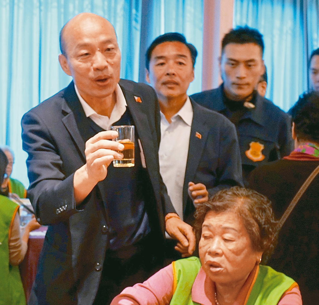 高雄市長韓國瑜（站立左）「以茶代酒」，逐桌祝福長輩新年快樂。