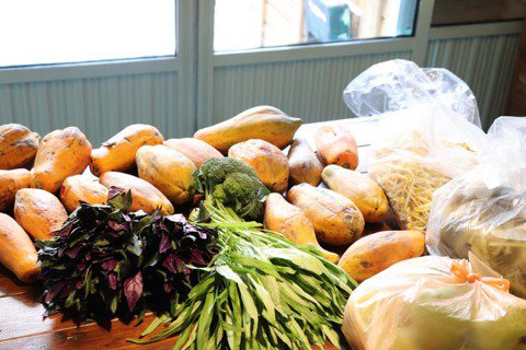 明日餐桌員工每天至市場收取剩餘的蔬果。  圖／林芷妡攝影
