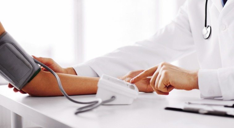 定時量測血壓，可以早期預防高血壓造成的病發症。 圖／ingimage