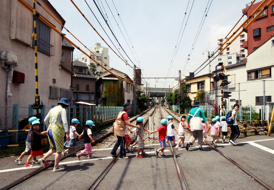 根據《NHK》在去年12月的報導指出，日本全國保育園和幼稚園孩童的集體移動路線（...