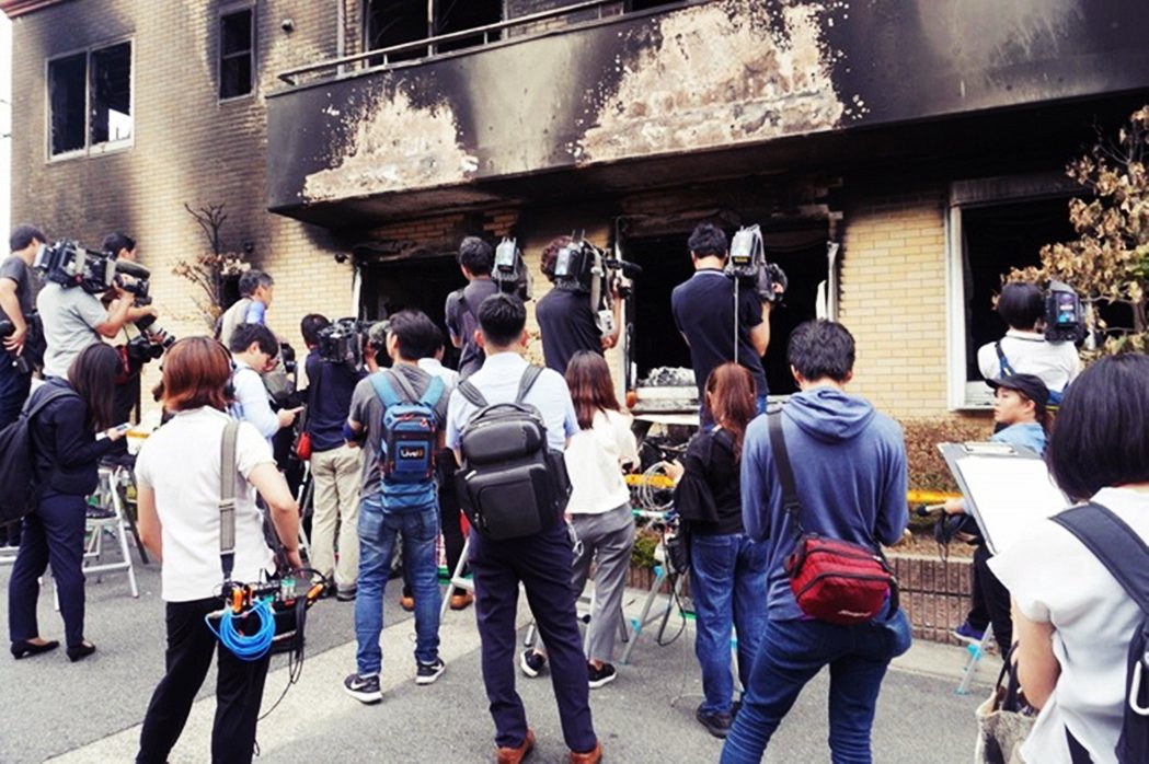 2019年7月發生的京阿尼縱火事件，對媒體記者同樣也有類似的指責。縱火事件後，有...