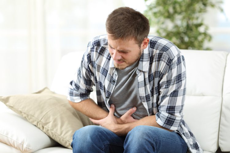 由於胃癌早期症狀與一般胃痛和胃潰瘍類似，症狀都包括輕微上腹痛、少量進食後即有飽脹感等，以至於初期容易被忽略。