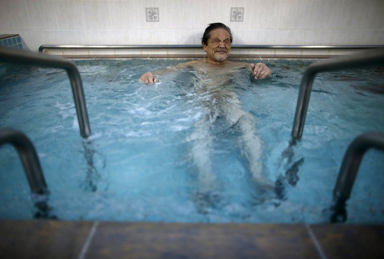 日本長者上健身房不見得是要運動，更多時候是閒聊和洗熱水澡。 （路透）