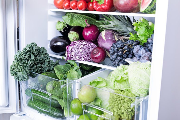 冰箱內的空位越多，飯桌上的菜色也就越自然、新鮮，也就能降低罹患癌症的風險。 示意...