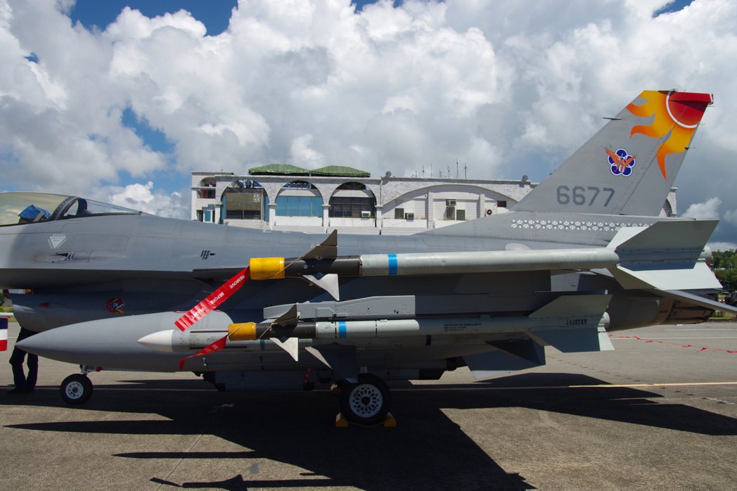 F-16掛載AIM-9M響尾蛇飛彈。 記者程嘉文／攝影