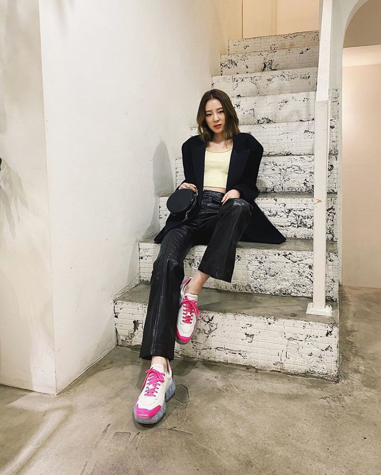 Irene Kim穿The Highlighted系列經典運動鞋DIAMOND。...