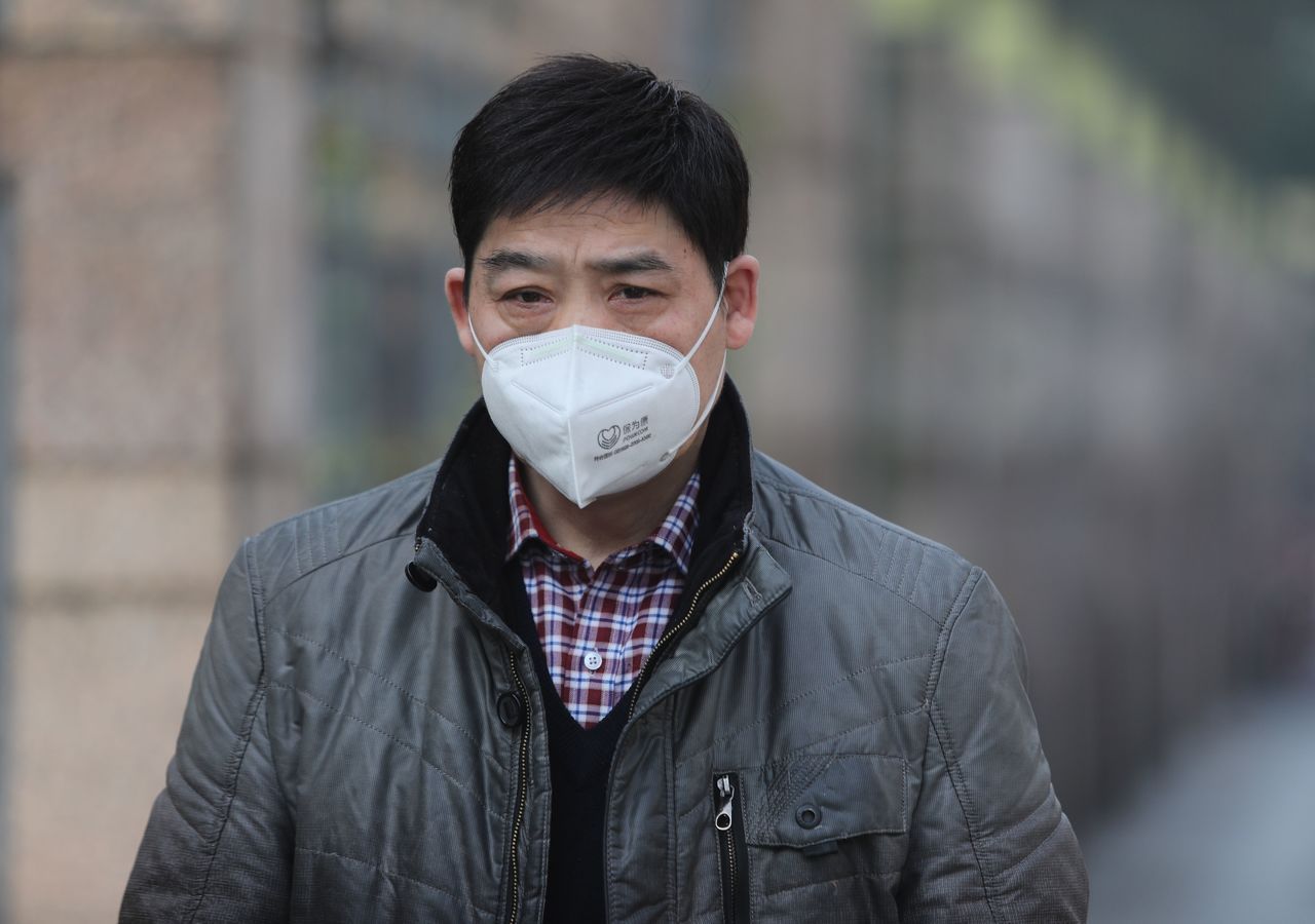 武漢肺炎病例增多，有人開始搶購N95口罩，圖為武漢一名戴口罩的男子。 （歐新社）