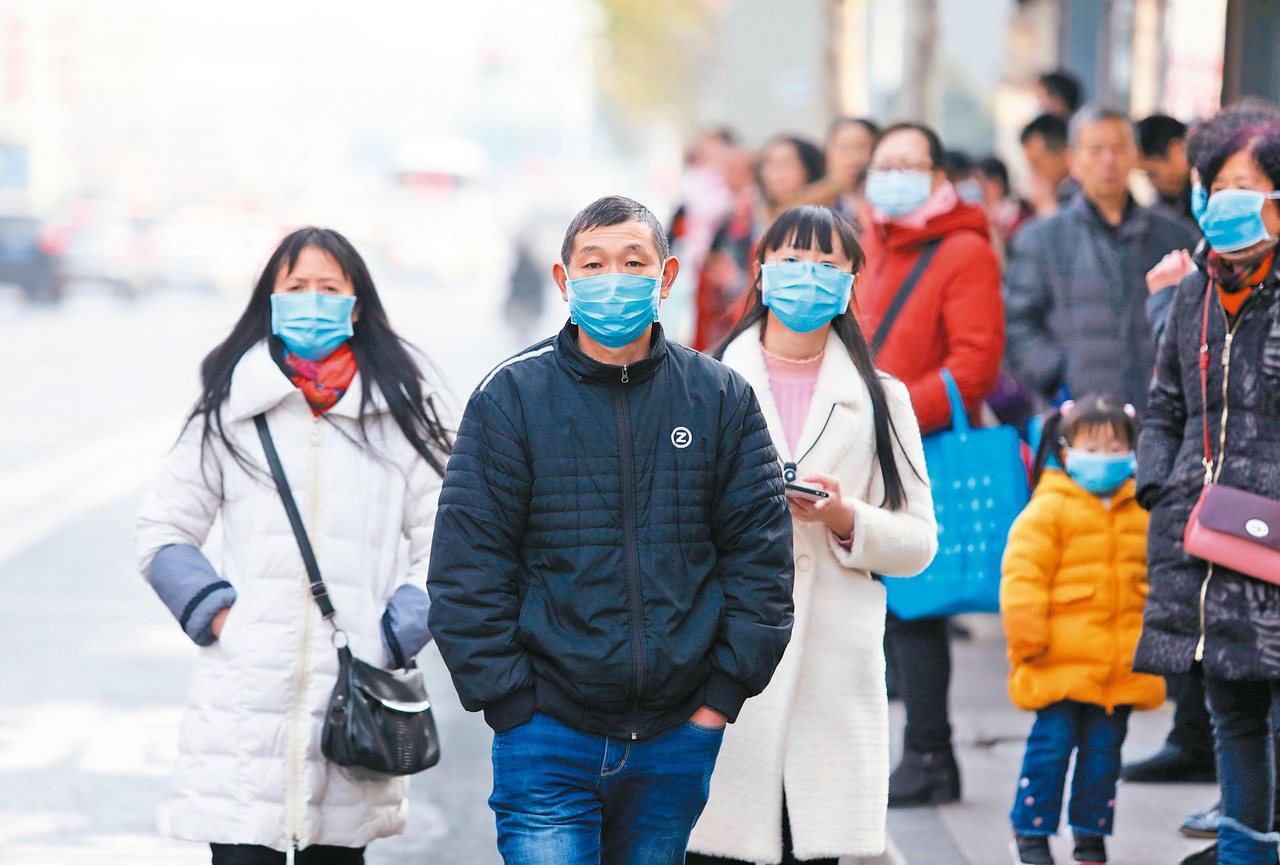 武漢肺炎新增病例爆增，市民們紛紛戴口罩防護。