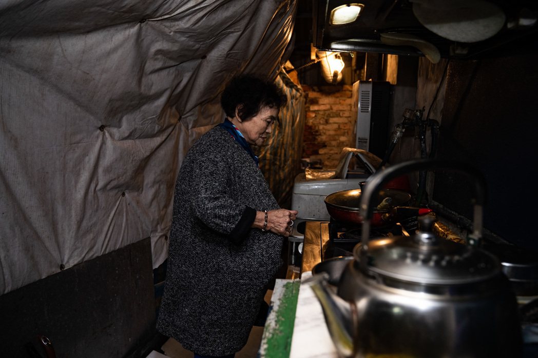 魏蘇雪因孩子多數時間在外工作，常一人居住，她的生活不是種菜、煮飯就是聽老歌。  ...