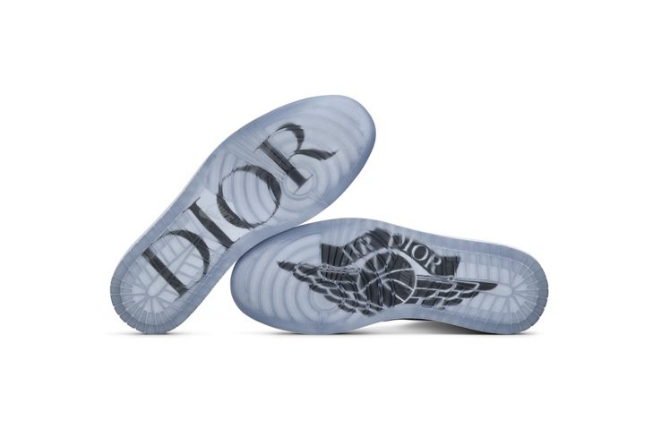 「Air Jordan I High OG Dior」鞋底則透明藍色DIOR字樣。圖／DIOR提供