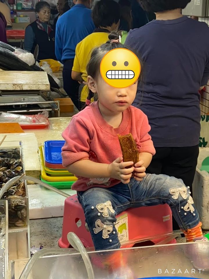 網友分享一位小女童豪邁的將整片烏魚子拿起來咬。 圖片來源/爆笑公社