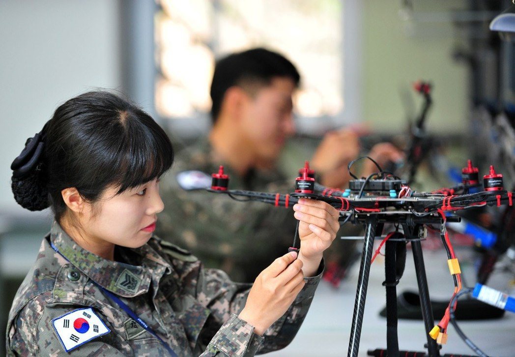 由於南韓每年任用的男女副士官皆有定額，若卞下士是另外通過考核加入女兵行列，也可能...