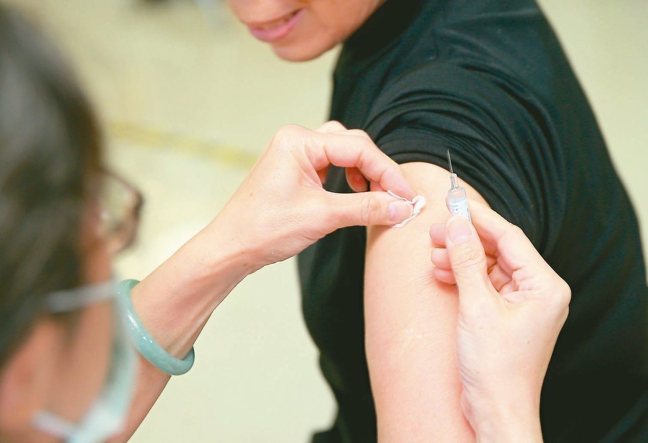醫師表示，施打流感疫苗約有七成保護力，可以減少疑似病人的數量，也有助於降低重症感染的機會。本報資料照片