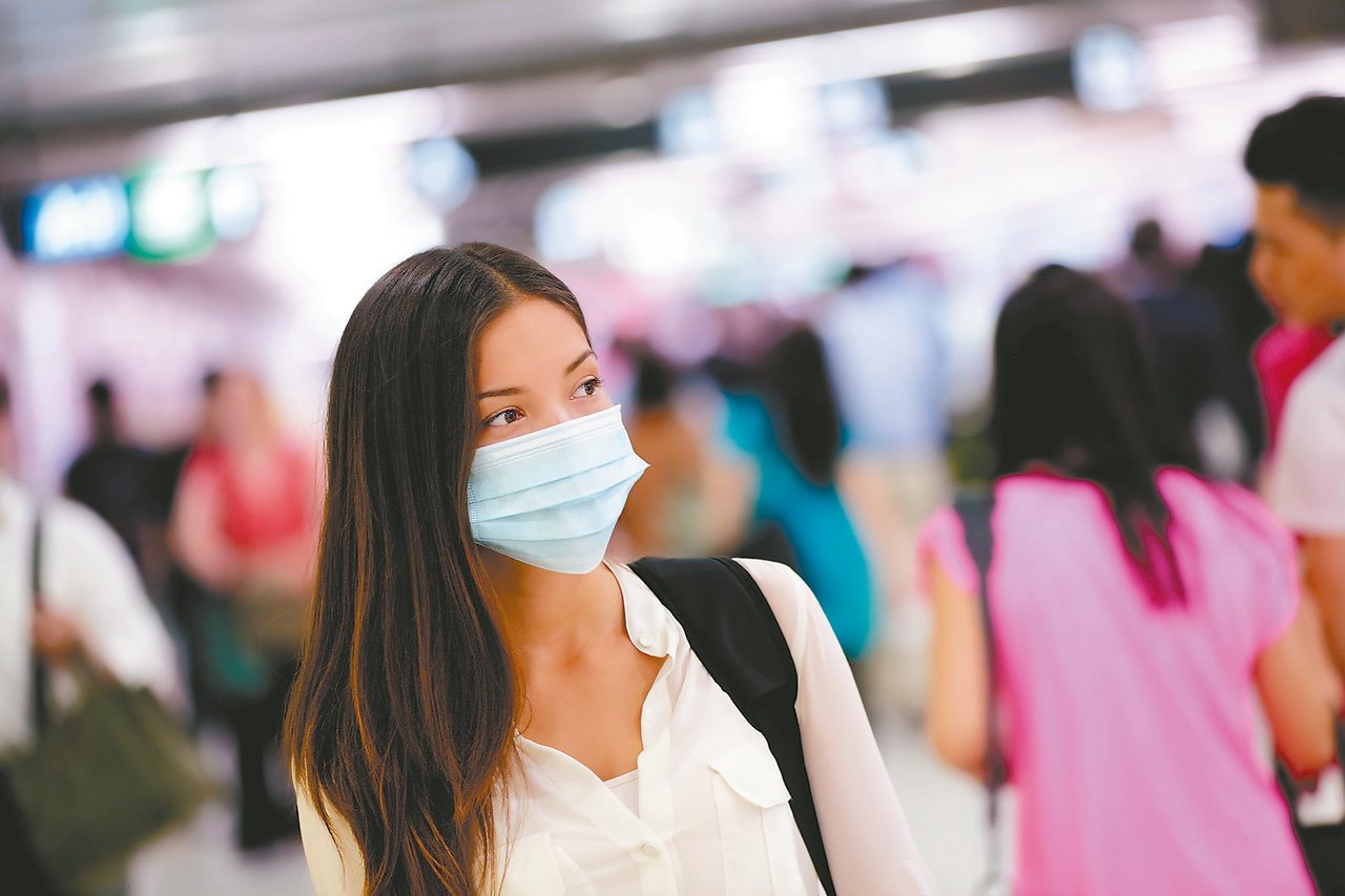 我國確診首例武漢肺炎後，戴一般口罩就能防禦飛沫傳染，無需購買到N95。<br />圖／123RF