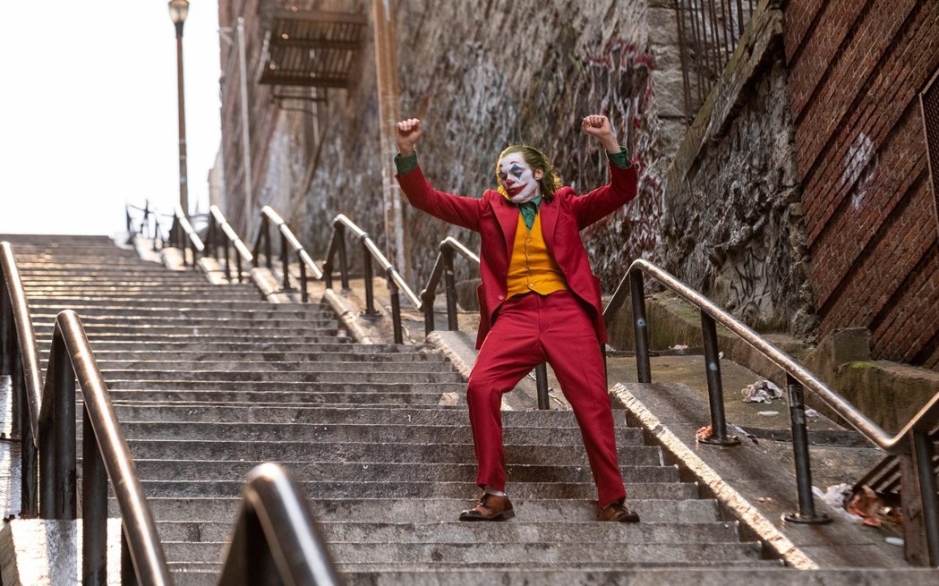 在電影《小丑》中，瓦昆·菲尼克斯在樓梯上獨舞的場景也成為2019年流行的迷因素材...