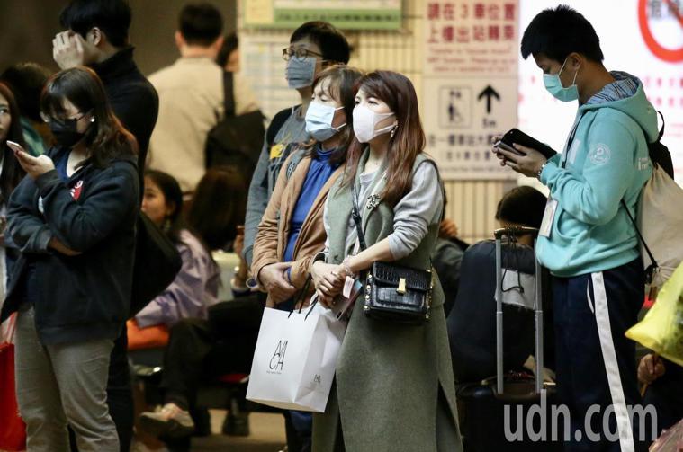 台北車站候車民眾。聯合報系資料照／記者林伯東攝影