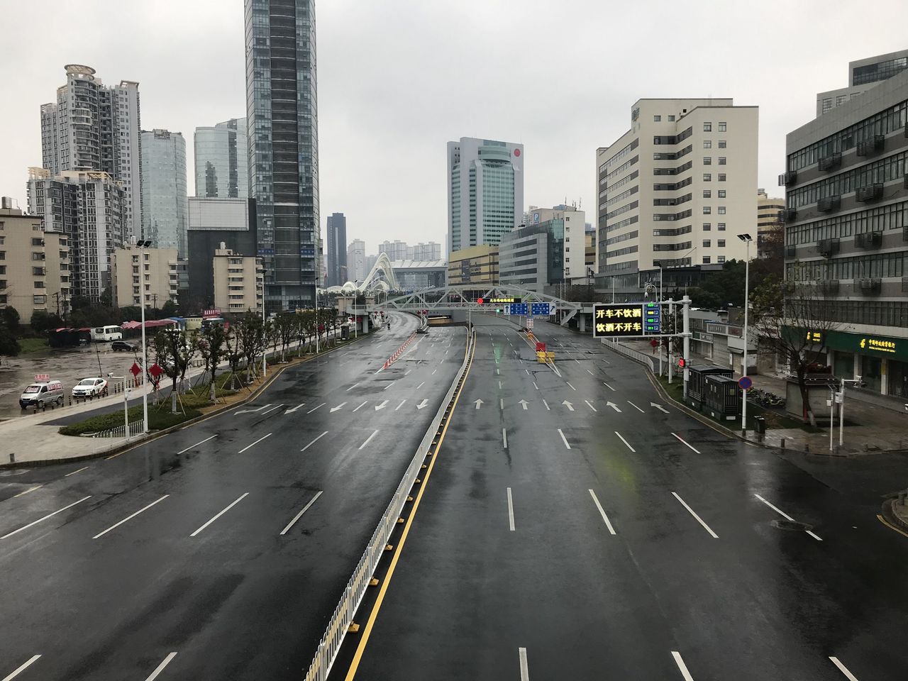 武漢為防疫，中心城區禁行私家車，廿六日的街頭一片空曠。（中新社）